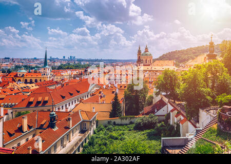 Die Altstadt von Prag. Der Tschechischen Republik Moldau mit Charles Bridge auf die Skyline. Prag panorama Querformat mit roten Dächern. Prag Blick von Stockfoto
