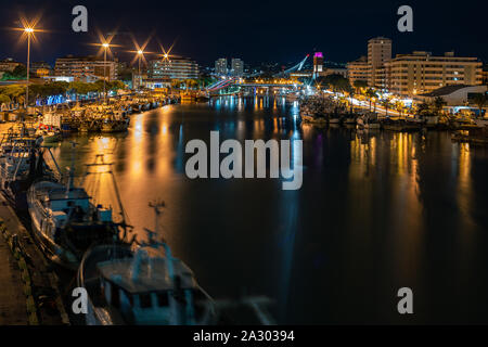 Port-Kanal von Pescara gesehen in der Nacht vom Ponte del Mare Stockfoto