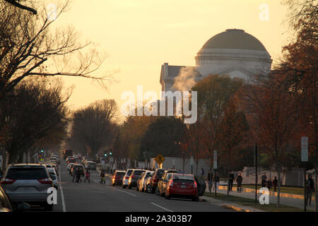 Ansicht der Verfassung Ave NW, mit der Nationalen Kunstgalerie auf der rechten Seite gesehen, in einem kalten Herbst Nachmittag in Washington DC, USA Stockfoto