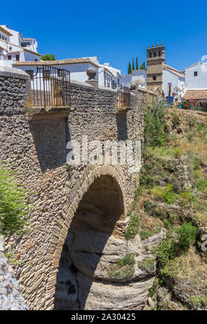 Puente Viejo Brücke und Kirche Turm in Ronda, Spanien Stockfoto