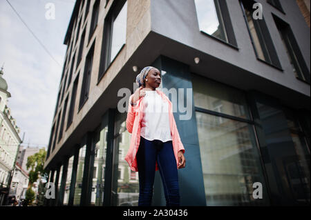 Junge moderne Modische, attraktiv, groß und schlank African Muslim Frau im hijab oder Turban Kopftuch gestellt. Stockfoto