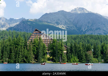Boote auf dem See Strbske Pleso in der hohen Tatra, Slowakei. September 2019. Stockfoto