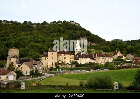 Baume les Messieurs vom Tal aus gesehen. Stockfoto