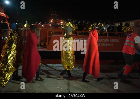 Malaga, Spanien. 04 Okt, 2019. Migranten Aussteigen aus einem Rettungsboot nach Ihrer Ankunft im Hafen von Málaga in Spanien Maritime Rescue Service Insgesamt 64 Migranten an Bord ein beiboot der Alboran See gerettet und brachte sie nach Malaga Hafen, wo sie durch das Spanische Rote Kreuz unterstützt wurden. Credit: SOPA Images Limited/Alamy leben Nachrichten Stockfoto