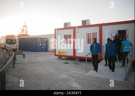 Malaga, Spanien. 04 Okt, 2019. Migranten Verlassen einer humanitären Notsituation Stall nach Ihrer Ankunft im Hafen von Málaga in Spanien Maritime Rescue Service Insgesamt 64 Migranten an Bord ein beiboot der Alboran See gerettet und brachte sie nach Malaga Hafen, wo sie durch das Spanische Rote Kreuz unterstützt wurden. Credit: SOPA Images Limited/Alamy leben Nachrichten Stockfoto