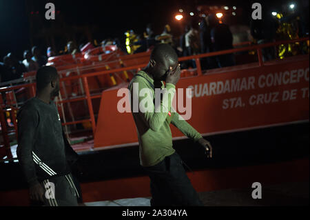 Malaga, Spanien. 04 Okt, 2019. Migranten Aussteigen aus einem Rettungsboot nach Ihrer Ankunft im Hafen von Málaga in Spanien Maritime Rescue Service Insgesamt 64 Migranten an Bord ein beiboot der Alboran See gerettet und brachte sie nach Malaga Hafen, wo sie durch das Spanische Rote Kreuz unterstützt wurden. Credit: SOPA Images Limited/Alamy leben Nachrichten Stockfoto