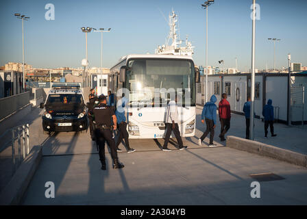 Malaga, Spanien. 04 Okt, 2019. Migranten gehen, da sie sich auf die temporäre Unterstützung Ausländer (Cate) Zentrum nach Ihrer Ankunft im Hafen von Málaga in Spanien Maritime Rescue Service Insgesamt 64 Migranten an Bord ein beiboot der Alboran See gerettet und brachte sie nach Malaga Hafen, wo sie durch das Spanische Rote Kreuz unterstützt wurden übertragen werden. Credit: SOPA Images Limited/Alamy leben Nachrichten Stockfoto