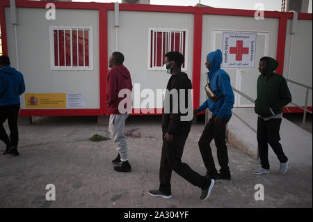 Malaga, Spanien. 04 Okt, 2019. Migranten Verlassen einer humanitären Notsituation Stall nach Ihrer Ankunft im Hafen von Málaga in Spanien Maritime Rescue Service Insgesamt 64 Migranten an Bord ein beiboot der Alboran See gerettet und brachte sie nach Malaga Hafen, wo sie durch das Spanische Rote Kreuz unterstützt wurden. Credit: SOPA Images Limited/Alamy leben Nachrichten Stockfoto