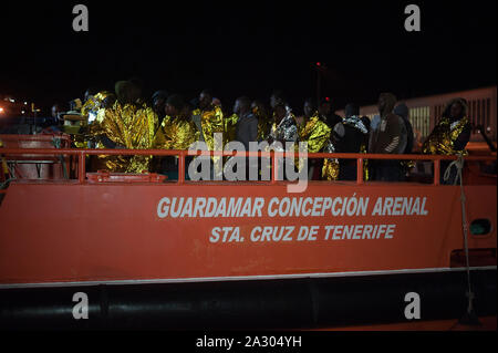 Malaga, Spanien. 04 Okt, 2019. Migranten auf ein Rettungsboot mit Not Thermodecke bedeckt nach Ihrer Ankunft im Hafen von Málaga in Spanien Maritime Rescue Service Insgesamt 64 Migranten an Bord ein beiboot der Alboran See gerettet und brachte sie nach Malaga Hafen, wo sie durch das Spanische Rote Kreuz unterstützt wurden. Credit: SOPA Images Limited/Alamy leben Nachrichten Stockfoto