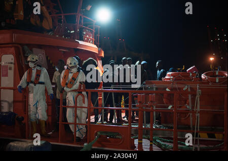 Malaga, Spanien. 04 Okt, 2019. Migranten auf einem Rettungsboot, da sie vor 13.00 nach Ihrer Ankunft im Hafen von Málaga in Spanien Maritime Rescue Service Insgesamt 64 Migranten an Bord ein beiboot der Alboran See gerettet und brachte sie nach Malaga Hafen, wo sie durch das Spanische Rote Kreuz unterstützt wurden. Credit: SOPA Images Limited/Alamy leben Nachrichten Stockfoto