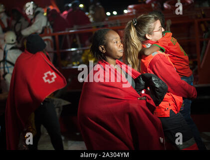 Malaga, Spanien. 04 Okt, 2019. Ein Mitglied der Spanischen Roten Kreuz trägt ein Wanderarbeitnehmer aus einem Kind nach seiner Ankunft im Hafen von Málaga in Spanien Maritime Rescue Service Insgesamt 64 Migranten an Bord ein beiboot der Alboran See gerettet und brachte sie nach Malaga Hafen, wo sie durch das Spanische Rote Kreuz unterstützt wurden. Credit: SOPA Images Limited/Alamy leben Nachrichten Stockfoto