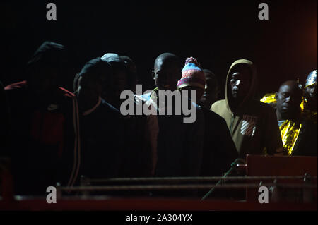 Malaga, Spanien. 04 Okt, 2019. Migranten auf einem Rettungsboot, da sie vor 13.00 nach Ihrer Ankunft im Hafen von Málaga in Spanien Maritime Rescue Service Insgesamt 64 Migranten an Bord ein beiboot der Alboran See gerettet und brachte sie nach Malaga Hafen, wo sie durch das Spanische Rote Kreuz unterstützt wurden. Credit: SOPA Images Limited/Alamy leben Nachrichten Stockfoto