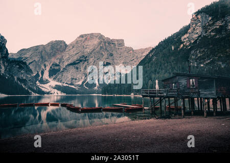 See auch als Prags Pragser Wildsee oder Lago di Braies in Dolomiten, Südtirol, Italien bekannt. Romantischer Ort mit typischen hölzernen Boote auf der a Stockfoto