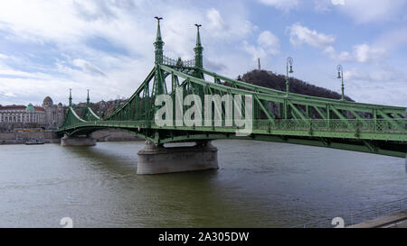 Budapest Ungarn 03 16 2019 Touristen und Einheimische überqueren Sie die Brücke der Freiheit in Budapest Stockfoto