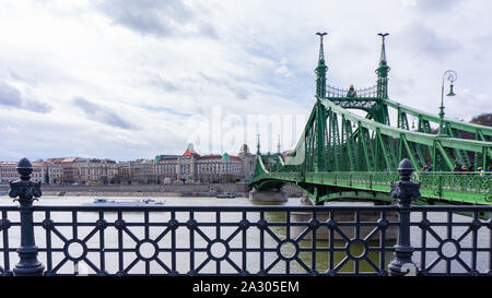 Budapest Ungarn 03 16 2019 Touristen und Einheimische überqueren Sie die Brücke der Freiheit in Budapest Stockfoto