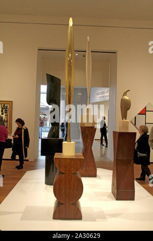 Moderne Skulpturen in der National Gallery in Washington DC, USA. Die "Vogel im Raum' Sammlung von Constantin Brancusi. Stockfoto