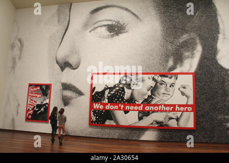 Im Turm: Barbara Kruger Ausstellung in der National Gallery in Washington DC, USA Stockfoto