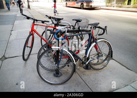 Fahrräder Fahrrad angekettet Post in der Innenstadt von der Loop Chicago Illinois Vereinigte Staaten von Amerika Stockfoto