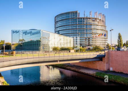 Das Louise-weiss-Gebäude, dem Sitz des Europäischen Parlaments, Baujahr 1999 an den Ufern des Marne-Rhine Canal in Straßburg, Frankreich. Stockfoto