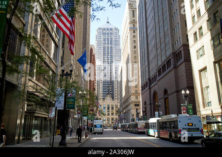 Auf der Suche Der lasalle Street Canyon in Richtung der Chicago Board of Trade building Chicago Illinois Vereinigte Staaten von Amerika Stockfoto