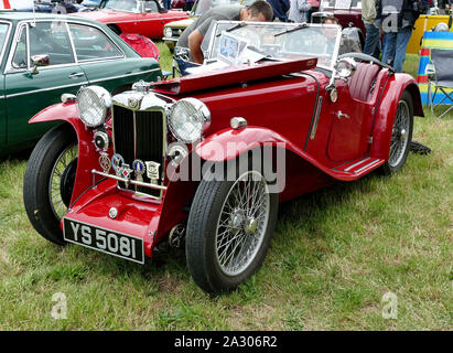 1935 MG Tourer, YS 5081 in Rot mit die Motorhaube öffnen und die Haube nach unten, an der Chiltern Open Air Museum Classic Car Show Stockfoto