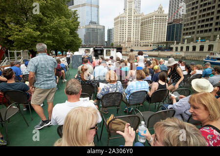 Touristen an Bord der beliebten Chicago Architecture Center River Tour Boot im heißen Sommer Wetter Chicago Illinois Vereinigte Staaten von Amerika Stockfoto