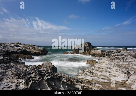 Die Flut kam an godrevy an der Küste im Südwesten Cornwall Stockfoto