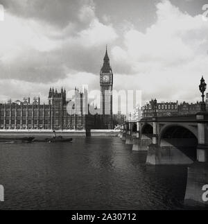 1950er Jahre, außen Außenansicht der Häuser des Parlaments, neben dem Fluss Themse, Westminster, London, England sitzen. Auch der Palast von Westminster, das gotische Gebäude bekannt ist der Treffpunkt der House of Commons und dem House of Lords, die beiden Häuser des britischen Parlaments. Stockfoto