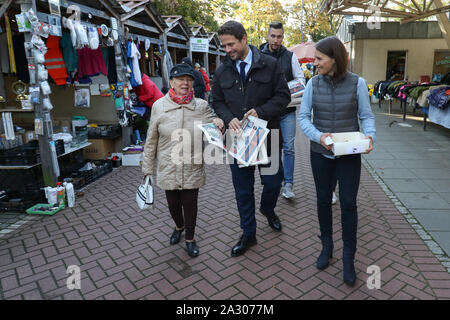 Sopot, Polen. 4.Oktober 2019 Bürgermeister von Warschau Rafal Trzaskowski Agnieszka Pomaska Sitzung ihre Wählerschaft am Grünen Markt in Sopot, Polen am 4. Oktober 2019 Trzaskowski unterstützt Agnieszka Pomaska (PO - Platforma Obywatelska) in ihrem Wahlkampf polnische Parlament gesehen. Allgemeine Wahlen in Polen wird am 13. Oktober 2019 abgehalten werden. © vadim Pacajev/Alamy leben Nachrichten Stockfoto