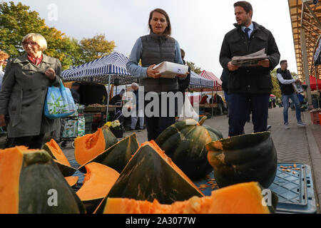 Sopot, Polen. 4.Oktober 2019 Bürgermeister von Warschau Rafal Trzaskowski Agnieszka Pomaska Sitzung ihre Wählerschaft am Grünen Markt in Sopot, Polen am 4. Oktober 2019 Trzaskowski unterstützt Agnieszka Pomaska (PO - Platforma Obywatelska) in ihrem Wahlkampf polnische Parlament gesehen. Allgemeine Wahlen in Polen wird am 13. Oktober 2019 abgehalten werden. © vadim Pacajev/Alamy leben Nachrichten Stockfoto