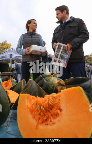 Sopot, Polen. 4.Oktober 2019 Bürgermeister von Warschau Rafal Trzaskowski Agnieszka Pomaska Sitzung ihre Wählerschaft am Grünen Markt in Sopot, Polen am 4. Oktober 2019 Trzaskowski unterstützt Agnieszka Pomaska (PO - Platforma Obywatelska) in ihrem Wahlkampf polnische Parlament gesehen. Allgemeine Wahlen in Polen wird am 13. Oktober 2019 abgehalten werden. © vadim Pacajev/Alamy leben Nachrichten Stockfoto