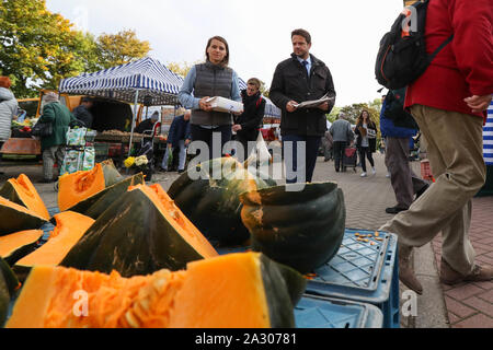 Sopot, Polen. 4.Oktober 2019 Bürgermeister von Warschau Rafal Trzaskowski Agnieszka Pomaska Sitzung ihre Wählerschaft am Grünen Markt in Sopot, Polen am 4. Oktober 2019 Trzaskowski unterstützt Agnieszka Pomaska (PO - Platforma Obywatelska) in ihrem Wahlkampf polnische Parlament gesehen. Allgemeine Wahlen in Polen wird am 13. Oktober 2019 abgehalten werden. © vadim Pacajev/Alamy leben Nachrichten Stockfoto