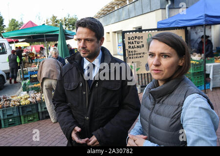 Sopot, Polen. 4.Oktober 2019 Bürgermeister von Warschau Rafal Trzaskowski Agnieszka Pomaska Sitzung ihre Wählerschaft am Grünen Markt ist in Sopot, Polen am 4. Oktober 2019 Trzaskowski unterstützt Agnieszka Pomaska (PO - Platforma Obywatelska) in ihrem Wahlkampf polnische Parlament gesehen. Allgemeine Wahlen in Polen wird am 13. Oktober 2019 abgehalten werden. © vadim Pacajev/Alamy leben Nachrichten Stockfoto