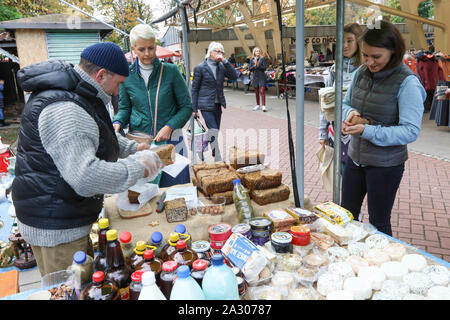 Sopot, Polen. 4.Oktober 2019 Agnieszka Pomaska Sitzung ihre Wählerschaft am Grünen Markt ist in Sopot, Polen am 4. Oktober 2019 Trzaskowski unterstützt Agnieszka Pomaska (PO - Platforma Obywatelska) in ihrem Wahlkampf polnische Parlament gesehen. Allgemeine Wahlen in Polen wird am 13. Oktober 2019 abgehalten werden. © vadim Pacajev/Alamy leben Nachrichten Stockfoto