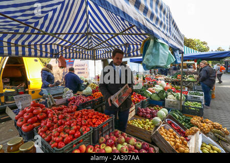 Sopot, Polen. 4.Oktober 2019 Bürgermeister von Warschau Rafal Trzaskowski Agnieszka Pomaska Sitzung ihre Wählerschaft am Grünen Markt in Sopot, Polen am 4. Oktober 2019 Trzaskowski unterstützt Agnieszka Pomaska (PO - Platforma Obywatelska) in ihrem Wahlkampf polnische Parlament gesehen. Allgemeine Wahlen in Polen wird am 13. Oktober 2019 abgehalten werden. © vadim Pacajev/Alamy leben Nachrichten Stockfoto