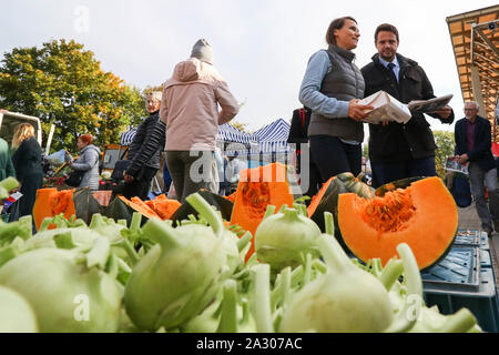 Sopot, Polen. 4.Oktober 2019 Bürgermeister von Warschau Rafal Trzaskowski Agnieszka Pomaska Sitzung ihre Wählerschaft am Grünen Markt in Sopot, Polen am 4. Oktober 2019 Trzaskowski unterstützt Agnieszka Pomaska (PO - Platforma Obywatelska) in ihrem Wahlkampf polnische Parlament gesehen. Allgemeine Wahlen in Polen wird am 13. Oktober 2019 abgehalten werden. © vadim Pacajev/Alamy leben Nachrichten Stockfoto