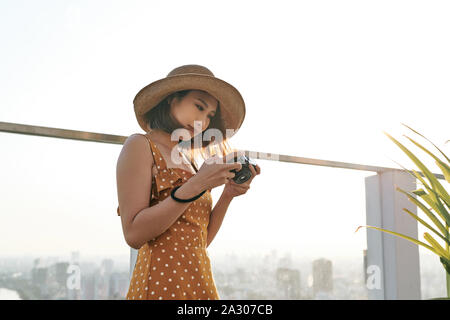 Junge schöne asiatische Reisende Frau mit digitalen Kompaktkamera und Lächeln. Stockfoto