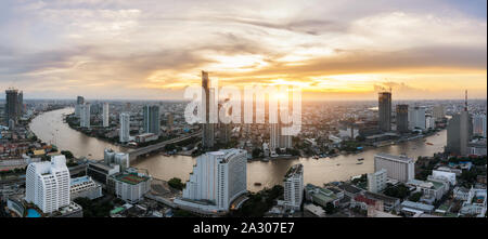 Landschaft der Chao Phraya Fluss in Bangkok City in Abend mit Vogel. Die Stadt Bangkok bei Nacht, Hotel- und Wohnviertel der Hauptstadt von T Stockfoto