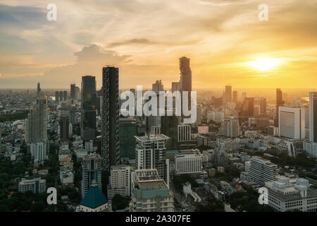 Bangkok, Thailand in Downtown Skyline Blick bei Sonnenuntergang von der Dachterrasse in Bangkok. Asiatische Tourismus, moderne Stadt leben, oder Business Finance und e Stockfoto