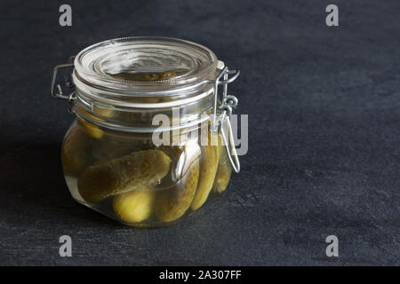 Essiggurken in Glas. Gurken, haltbar gemacht. Fermentiert und gesundes Essen. Stockfoto