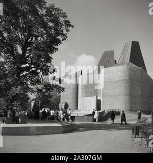 1960er Jahre Ein Foto von J Allan Cash von den markanten Gebäuden des Elephant House im London Zoo in Regent's Park, London, England, Großbritannien. Der 1965 erbaute und von Sir Hugh Casson in der „brutualen“ Form der Architektur aus Stahlbeton mit gerippten Wänden entworfene Casson Pavilion gewann 1965 den ROBA Award als Best Building in London. Stockfoto