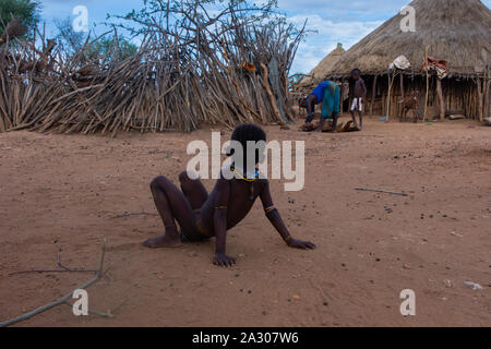 Turmi, Äthiopien - Nov 2018: Junge Hamer Stamm kid neben dem Haus spielen, Omo Valley Stockfoto