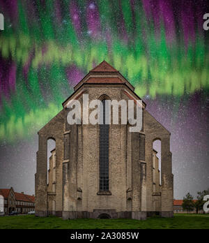 Eine gefälschte northern lights Effekt zu einem Bild von grundtvigs Kirche in Kopenhagen, Dänemark. Stockfoto