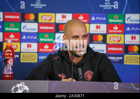 Charkiw, Ukraine - September 18, 2019: Close-up emotionale Portrait von Manchester City Head Coach, Manager Pep Guardiola während der Pressekonferenz UE Stockfoto