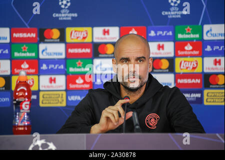 Charkiw, Ukraine - September 18, 2019: Close-up emotionale Portrait von Manchester City Head Coach, Manager Pep Guardiola während der Pressekonferenz UE Stockfoto