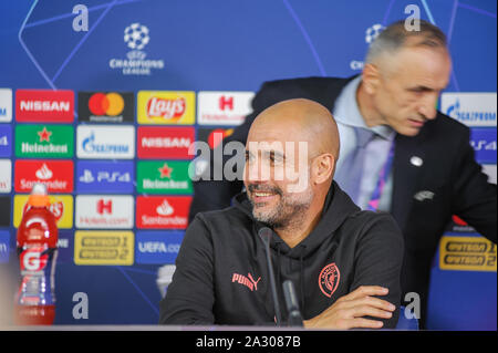 Charkiw, Ukraine - September 18, 2019: Close-up emotionale Portrait von Manchester City Head Coach, Manager Pep Guardiola während der Pressekonferenz UE Stockfoto
