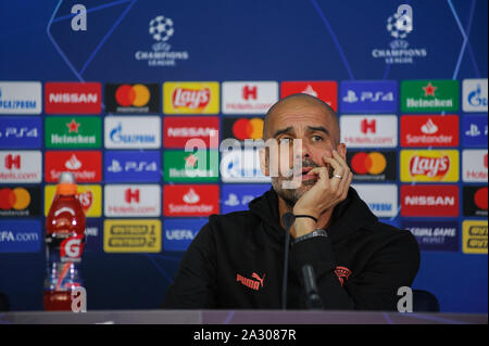 Charkiw, Ukraine - September 18, 2019: Close-up emotionale Portrait von Manchester City Head Coach, Manager Pep Guardiola während der Pressekonferenz UE Stockfoto
