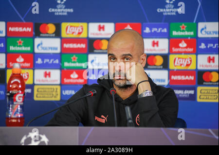 Charkiw, Ukraine - September 18, 2019: Close-up emotionale Portrait von Manchester City Head Coach, Manager Pep Guardiola während der Pressekonferenz UE Stockfoto