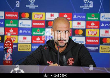 Charkiw, Ukraine - September 18, 2019: Close-up emotionale Portrait von Manchester City Head Coach, Manager Pep Guardiola während der Pressekonferenz UE Stockfoto