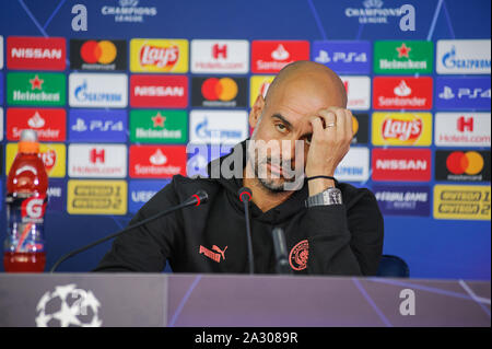 Charkiw, Ukraine - September 18, 2019: Close-up emotionale Portrait von Manchester City Head Coach, Manager Pep Guardiola während der Pressekonferenz UE Stockfoto